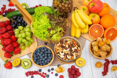 Grup Meyveli Karışık Sebzeler, salata kasesi, fındık kasesi, çilek, muz ve ananas, portakal suyu, C vitamini..