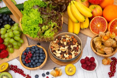 Grup Meyveli Karışık Sebzeler, salata kasesi, fındık kasesi, çilek, muz ve ananas, portakal suyu, C vitamini..