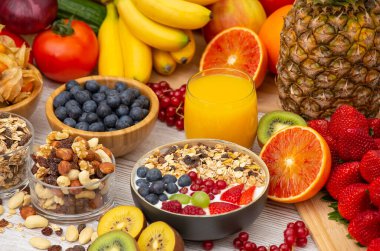 Grup Meyveli Karışık Sebzeler, salata kasesi, fındık kasesi, çilek, muz ve ananas, portakal suyu, C vitamini..