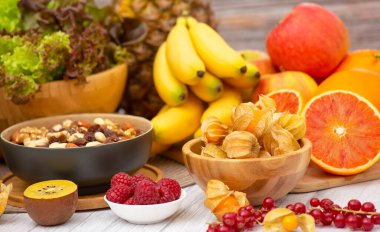 Grup Meyveli Karışık Sebzeler, salata kasesi, fındık kasesi, çilek, muz ve ananas, portakal suyu, C vitamini..