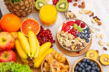 Grup Meyveli Karışık Sebzeler, salata kasesi, fındık kasesi, çilek, muz ve ananas, portakal suyu, C vitamini..