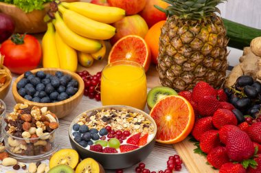 Grup Meyveli Karışık Sebzeler, salata kasesi, fındık kasesi, çilek, muz ve ananas, portakal suyu, C vitamini..