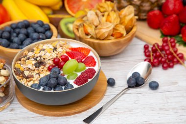 Grup Meyveli Karışık Sebzeler, salata kasesi, fındık kasesi, çilek, muz ve ananas, portakal suyu, C vitamini..