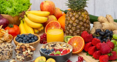 Grup Meyveli Karışık Sebzeler, salata kasesi, fındık kasesi, çilek, muz ve ananas, portakal suyu, C vitamini..