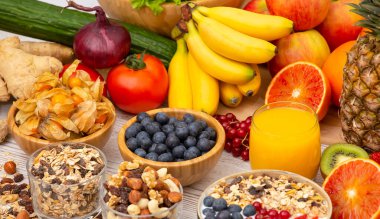 Grup Meyveli Karışık Sebzeler, salata kasesi, fındık kasesi, çilek, muz ve ananas, portakal suyu, C vitamini..