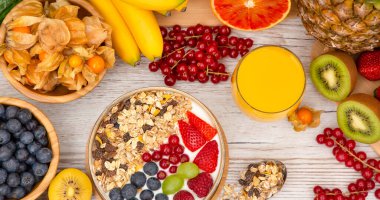 Grup Meyveli Karışık Sebzeler, salata kasesi, fındık kasesi, çilek, muz ve ananas, portakal suyu, C vitamini..