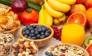 Grup Meyveli Karışık Sebzeler, salata kasesi, fındık kasesi, çilek, muz ve ananas, portakal suyu, C vitamini..