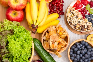 Grup Meyveli Karışık Sebzeler, salata kasesi, fındık kasesi, çilek, muz ve ananas, portakal suyu, C vitamini..