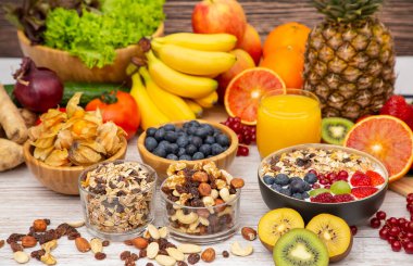 Grup Meyveli Karışık Sebzeler, salata kasesi, fındık kasesi, çilek, muz ve ananas, portakal suyu, C vitamini..