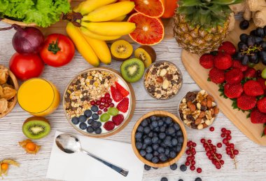 Grup Meyveli Karışık Sebzeler, salata kasesi, fındık kasesi, çilek, muz ve ananas, portakal suyu, C vitamini..