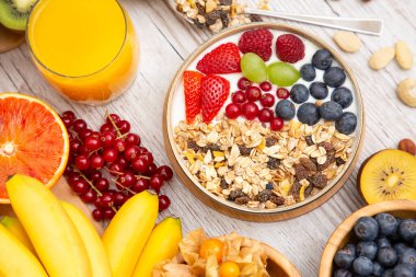 Grup Meyveli Karışık Sebzeler, salata kasesi, fındık kasesi, çilek, muz ve ananas, portakal suyu, C vitamini..