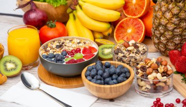 Grup Meyveli Karışık Sebzeler, salata kasesi, fındık kasesi, çilek, muz ve ananas, portakal suyu, C vitamini..