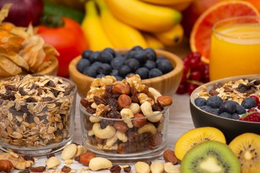Grup Meyveli Karışık Sebzeler, salata kasesi, fındık kasesi, çilek, muz ve ananas, portakal suyu, C vitamini..