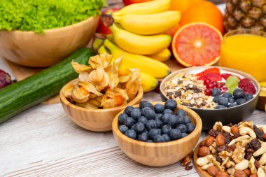 Grup Meyveli Karışık Sebzeler, salata kasesi, fındık kasesi, çilek, muz ve ananas, portakal suyu, C vitamini..