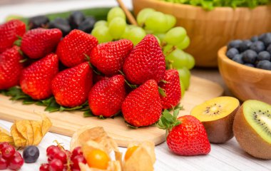 Grup Meyveli Karışık Sebzeler, salata kasesi, fındık kasesi, çilek, muz ve ananas, portakal suyu, C vitamini..