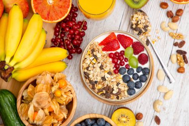 Grup Meyveli Karışık Sebzeler, salata kasesi, fındık kasesi, çilek, muz ve ananas, portakal suyu, C vitamini..