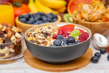 Grup Meyveli Karışık Sebzeler, salata kasesi, fındık kasesi, çilek, muz ve ananas, portakal suyu, C vitamini..