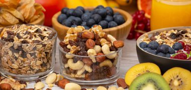 Grup Meyveli Karışık Sebzeler, salata kasesi, fındık kasesi, çilek, muz ve ananas, portakal suyu, C vitamini..