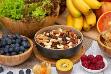 Grup Meyveli Karışık Sebzeler, salata kasesi, fındık kasesi, çilek, muz ve ananas, portakal suyu, C vitamini..