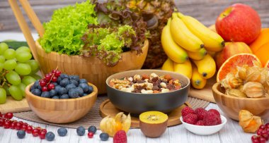 Grup Meyveli Karışık Sebzeler, salata kasesi, fındık kasesi, çilek, muz ve ananas, portakal suyu, C vitamini..