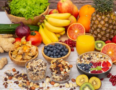 Grup Meyveli Karışık Sebzeler, salata kasesi, fındık kasesi, çilek, muz ve ananas, portakal suyu, C vitamini..