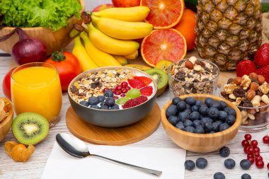 Grup Meyveli Karışık Sebzeler, salata kasesi, fındık kasesi, çilek, muz ve ananas, portakal suyu, C vitamini..