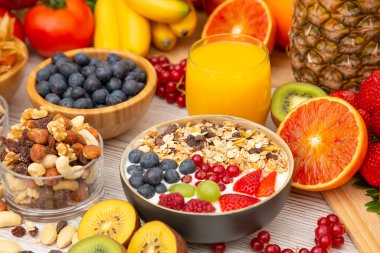 Grup Meyveli Karışık Sebzeler, salata kasesi, fındık kasesi, çilek, muz ve ananas, portakal suyu, C vitamini..