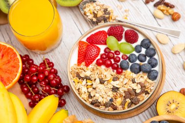 Grup Meyveli Karışık Sebzeler, salata kasesi, fındık kasesi, çilek, muz ve ananas, portakal suyu, C vitamini..