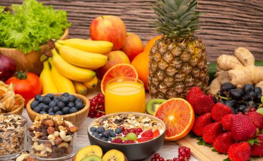 Grup Meyveli Karışık Sebzeler, salata kasesi, fındık kasesi, çilek, muz ve ananas, portakal suyu, C vitamini..