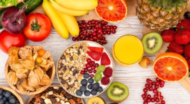 Grup Meyveli Karışık Sebzeler, salata kasesi, fındık kasesi, çilek, muz ve ananas, portakal suyu, C vitamini..