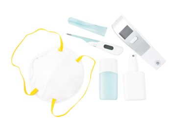 Mikrop korumalı Coronavirus veya covid19 ve jel alkolü veya el dezenfektanı şişesi takmak için maske, Clipping Path ile izole edilmiş doktorlar ve hastaneler için ateş gözlemi.