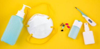 Mikrop korumalı Coronavirus veya covid19 ve jel alkolü veya el dezenfektanı şişesi takmak için maske, doktor ve hastaneler için humma monitörü kırpma yolu ile izole edilmiş beyazda.