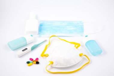 Mikrop korumalı Coronavirus veya covid19 ve jel alkolü veya el dezenfektanı şişesi takmak için maske, beyaz arka planda izole edilmiş doktorlar ve hastaneler için ateş gözlemi