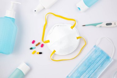 Mikrop korumalı Coronavirus veya covid19 ve jel alkolü veya el dezenfektanı şişesi takmak için maske, beyaz arka planda izole edilmiş doktorlar ve hastaneler için ateş gözlemi