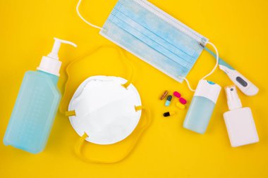 Mikrop korumalı Coronavirus veya covid19 ve jel alkolü veya el dezenfektanı şişesi takmak için maske, doktor ve hastaneler için humma monitörü kırpma yolu ile izole edilmiş beyazda.