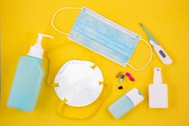 Mikrop korumalı Coronavirus veya covid19 ve jel alkolü veya el dezenfektanı şişesi takmak için maske, doktor ve hastaneler için humma monitörü kırpma yolu ile izole edilmiş beyazda.