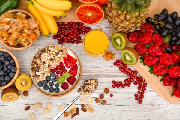 Grup Meyveli Karışık Sebzeler, salata kasesi, fındık kasesi, çilek, muz ve ananas, portakal suyu, C vitamini..