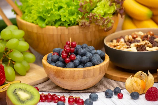 Grup Meyveli Karışık Sebzeler, salata kasesi, fındık kasesi, çilek, muz ve ananas, portakal suyu, C vitamini..