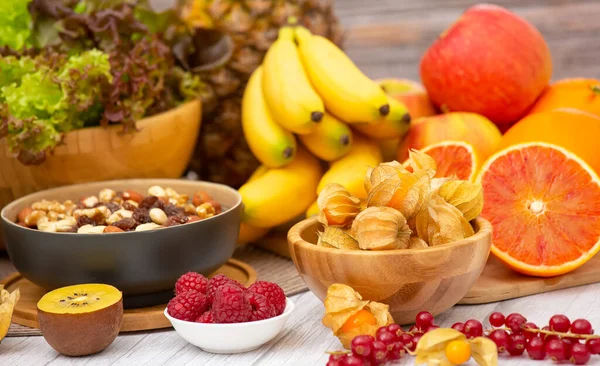 Grup Meyveli Karışık Sebzeler, salata kasesi, fındık kasesi, çilek, muz ve ananas, portakal suyu, C vitamini..