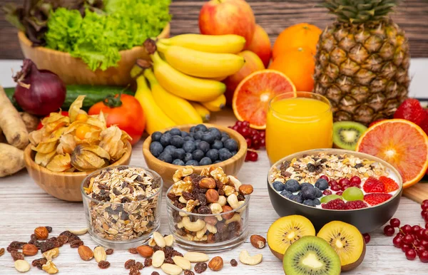 Grup Meyveli Karışık Sebzeler, salata kasesi, fındık kasesi, çilek, muz ve ananas, portakal suyu, C vitamini..