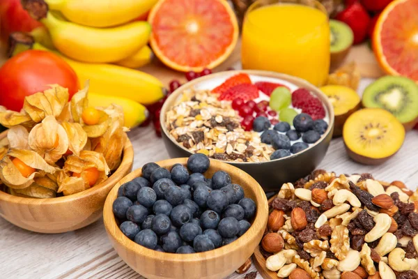 Grup Meyveli Karışık Sebzeler, salata kasesi, fındık kasesi, çilek, muz ve ananas, portakal suyu, C vitamini..