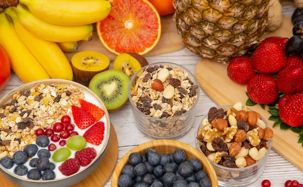 Grup Meyveli Karışık Sebzeler, salata kasesi, fındık kasesi, çilek, muz ve ananas, portakal suyu, C vitamini..