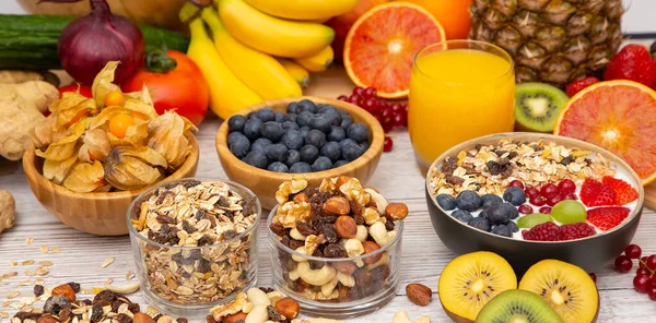 Grup Meyveli Karışık Sebzeler, salata kasesi, fındık kasesi, çilek, muz ve ananas, portakal suyu, C vitamini..