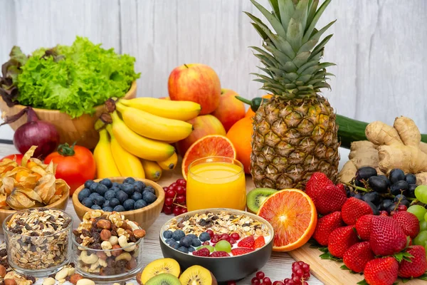 Grup Meyveli Karışık Sebzeler, salata kasesi, fındık kasesi, çilek, muz ve ananas, portakal suyu, C vitamini..