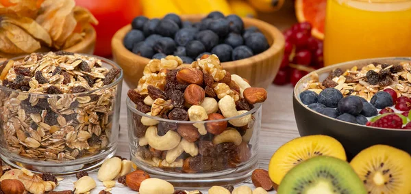 Grup Meyveli Karışık Sebzeler, salata kasesi, fındık kasesi, çilek, muz ve ananas, portakal suyu, C vitamini..