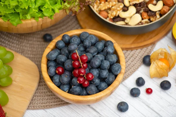 Grup Meyveli Karışık Sebzeler, salata kasesi, fındık kasesi, çilek, muz ve ananas, portakal suyu, C vitamini..