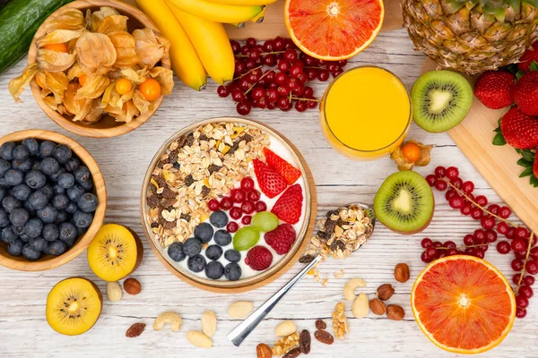 Grup Meyveli Karışık Sebzeler, salata kasesi, fındık kasesi, çilek, muz ve ananas, portakal suyu, C vitamini..