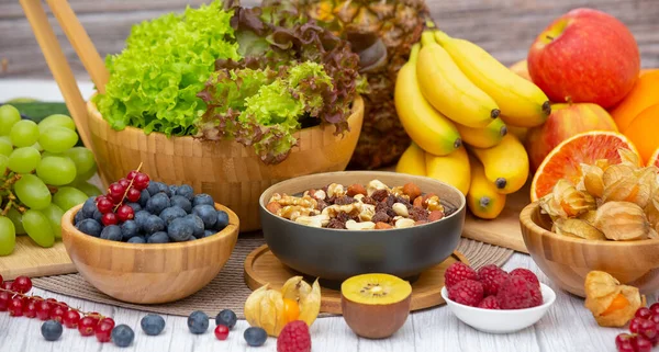 Grup Meyveli Karışık Sebzeler, salata kasesi, fındık kasesi, çilek, muz ve ananas, portakal suyu, C vitamini..