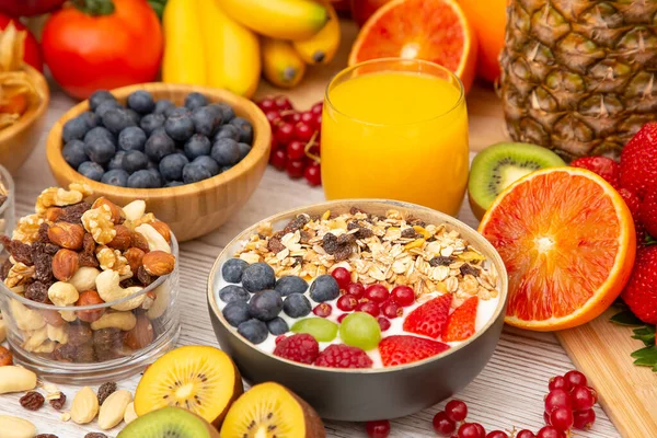 Grup Meyveli Karışık Sebzeler, salata kasesi, fındık kasesi, çilek, muz ve ananas, portakal suyu, C vitamini..