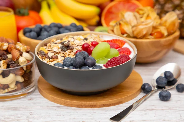 Grup Meyveli Karışık Sebzeler, salata kasesi, fındık kasesi, çilek, muz ve ananas, portakal suyu, C vitamini..